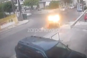 Βίντεο - ντοκουμέντο από τροχαίο στα Χανιά: Η στιγμή που αυτοκίνητο χτυπάει μηχανάκι και εξαφανίζεται (video)