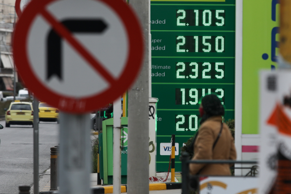 Επίδομα βενζίνης και τον Ιούνιο: Τα μέτρα που εξετάζει η κυβέρνηση