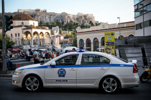 Μαχαίρωσαν 16χρονο στο Μοναστηράκι, άγρια επεισόδια στο κέντρο της Αθήνας