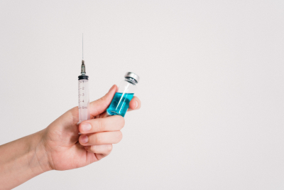 Κορoνοϊός: Mεγαλύτερος κίνδυνος για μυοκαρδίτιδα ή περικαρδίτιδα για τους εφήβους σε σχέση με τον εμβολιασμό