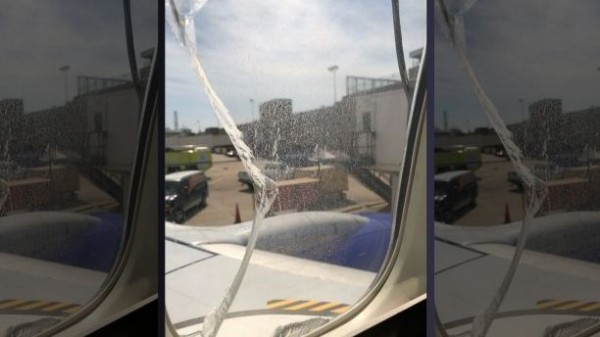 Νέο θρίλερ στον αέρα - Έσπασε τζάμι αεροπλάνου (pics+vid)