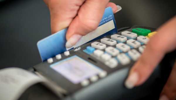 Ραγδαία αύξηση χρήσης των χρεωστικών καρτών 