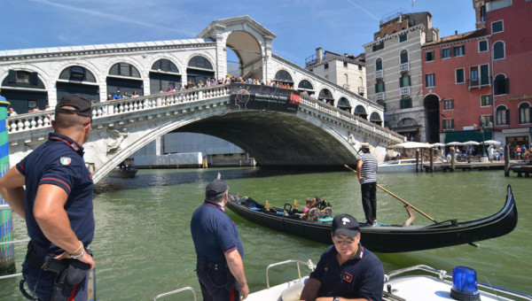 Βενετία: Οι γονδολιέρηδες βούτηξαν στα κανάλια για να καθαρίσουν το βυθό