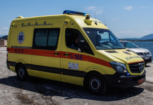 Κρήτη: Μεθυσμένος τουρίστας τραυματίστηκε στα βράχια πέφτοντας στη θάλασσα