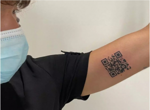 Είναι τρελοί αυτοί οι Ιταλοί! 22χρονος έκανε τατουάζ… το υγειονομικό πάσο του!