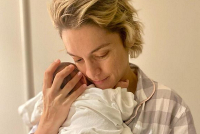 Η Γιούλικα Σκαφιδά ποζάρει με τον νεογέννητο γιο της