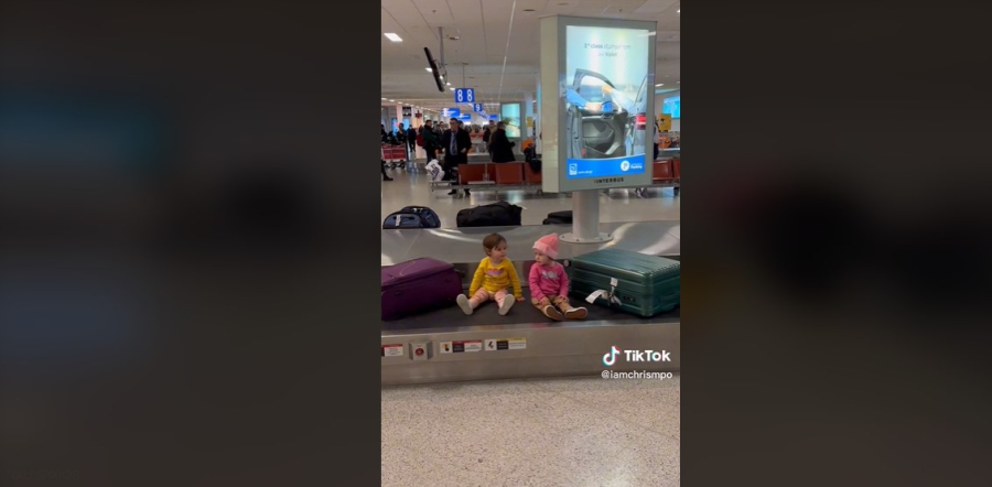 Έκραξαν την Χριστίνα Μπόμπα: Έβαλε τα παιδιά της στον ιμάντα αποσκευών και τράβηξε βίντεο