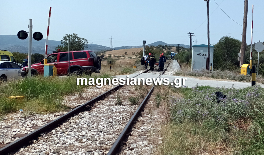 Συναγερμός στον Βόλο: Οδηγός μηχανής παραβίασε τις μπάρες και καρφώθηκε σε τρένο