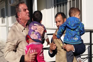 Τα δεδουλευμένα ζήτησαν από τον Μουζάλα οι συμβασιούχοι της Υπηρεσίας Ασύλου