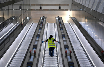 Λονδίνο: Με 4,7 δισ. ευρώ υπέρβαση και 3,5 χρόνια καθυστέρηση παραδίδεται η σιδηροδρομική γραμμή «Ελίζαμπεθ» (εικόνες)