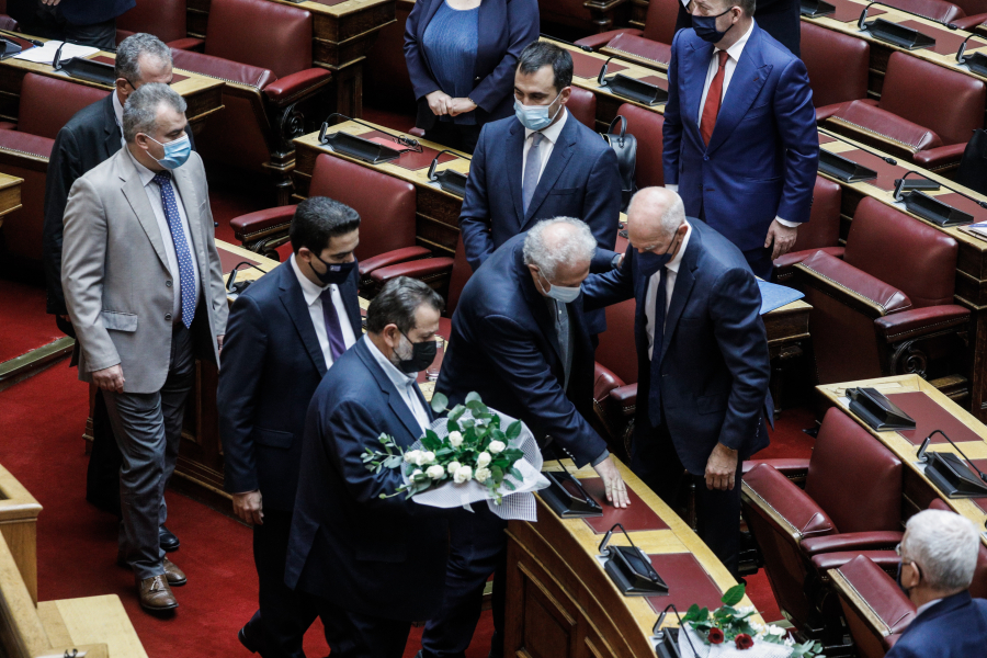 Φώφη Γεννηματά: Θρηνούν αγκαλιασμένοι στην Βουλή, συγκινητικές εικόνες