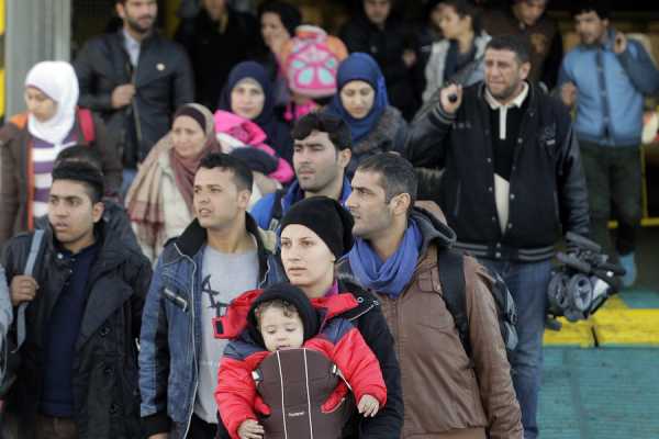 Στο λιμάνι του Πειραιά 1034 μετανάστες και πρόσφυγες