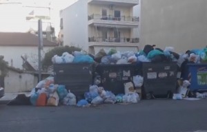 Βουνά από σκουπίδια στο Αίγιο - Γιατί διαμαρτύρονται οι κάτοικοι