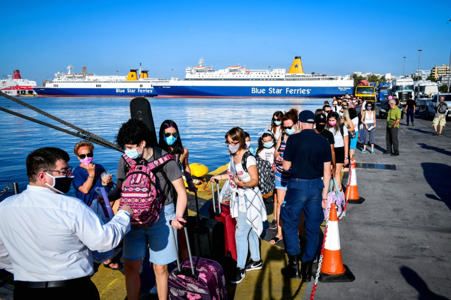 Μεγάλες ουρές στο λιμάνι του Πειραιά, το λιμενικό ελέγχει τα πιστοποιητικά των επιβατών (βίντεο)