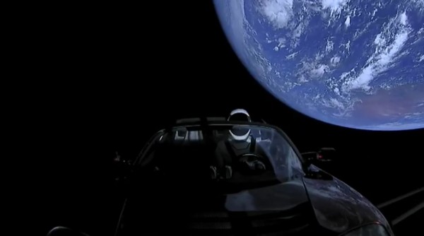 Ένα Tesla...κόβει βόλτες στο διάστημα
