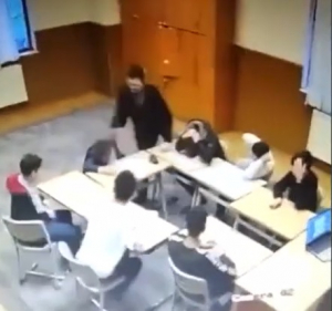 Τουρκία: Δάσκαλος χτυπά με μανία μαθητές στο κεφάλι, σοκαριστικό βίντεο