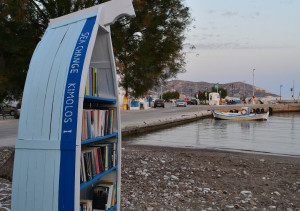 Βάρκες - βιβλιοθήκες έχουν οι κάτοικοι στην Κίμωλο! (φωτο)