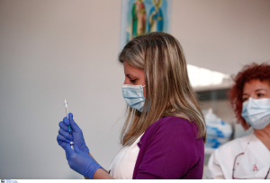 Κορονοϊός: Η ενισχυτική δόση εμβολίου βελτιώνει τα συμπτώματα long covid