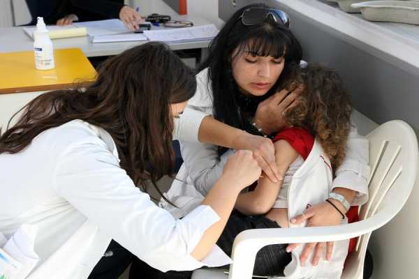 Το υπουργείο Υγείας κόβει τον εμβολιασμό των μικρών μαθητών 