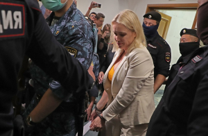 Ρωσία: Ένταλμα σύλληψης για την δημοσιογράφο Μαρίνα Οφσιάνικοβα με το αντιπολεμικό πλακάτ στην τηλεόραση