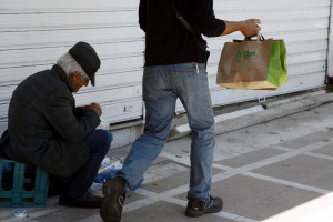 Δύο στους τρεις Έλληνες δεν έχουν ούτε 1.000 ευρώ στην άκρη - Το 13% ζει κάτω από το όριο φτώχειας