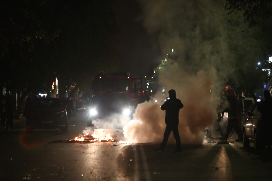 Έξι προσαγωγές μετά τα επεισόδια στη Θεσσαλονίκη για τον 16χρονο που πυροβολήθηκε στο κεφάλι από αστυνομικό