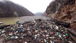  Βαλκανικό ποτάμι μετατράπηκε σε χωματερή σκουπιδιών