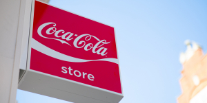 Η Coca Cola άνοιξε καταστήματα με ρούχα και αξεσουάρ