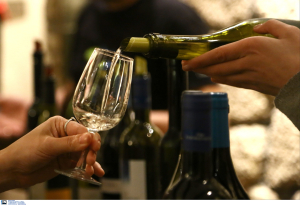 Αυξημένη η κατανάλωση οίνου από τους Έλληνες, πόσο κρασί πίνουμε ανά κάτοικο