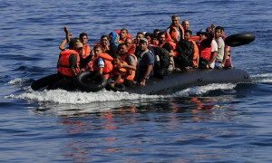 Μυτιλήνη: Βάρκα με 32 μετανάστες στο Μανταμάδο