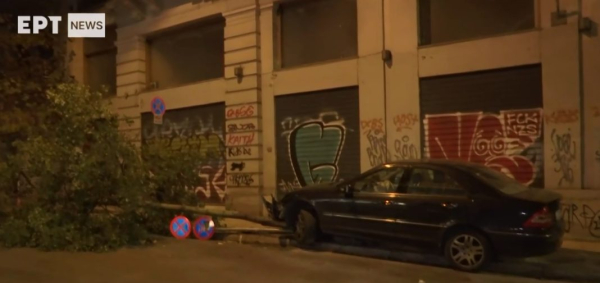 Τροχαίο στο κέντρο της Αθήνας: Αυτοκίνητο «ξερίζωσε δέντρο» και πινακίδα