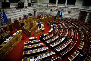 Βουλή: Ψηφίστηκε η τροπολογία για το «καλάθι νοικοκυριού»