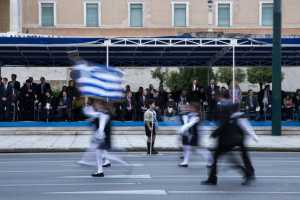 Κυκλοφοριακές ρυθμίσεις σε Αθήνα και Πειραιά για τις παρελάσεις
