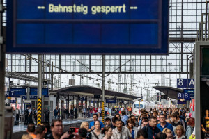 Άγνωστα παραμένουν τα κίνητρα του άνδρα που έσπρωξε τον 8χρονο στις γραμμές του τρένου στη Φρανκφούρτη