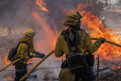 Καλιφόρνια: Πυρκαγιά καίει ανεξέλεγκτη, στάχτη χιλιάδες στρέμματα, εκκενώνονται μεγάλες περιοχές (βίντεο)