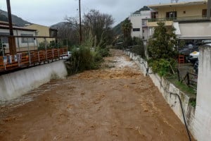 Κρήτη: Άνθρωποι κινδυνεύουν λόγω βροχής - Ανέβηκαν στην ταράτσα για να σωθούν