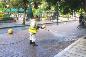 Καθαρισμός και απολύμανση στην πλατεία Βικτωρίας από τον Δήμο Αθηναίων (pics)