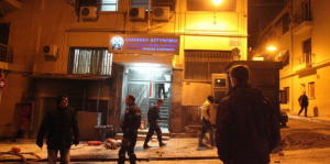 Εξάρχεια: Λεπτό προς λεπτό η καταδρομική επίθεση κουκουλοφόρων με βόμβες μολότοφ στο αστυνομικό τμήμα (βίντεο)