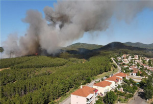 Μεγάλη φωτιά στις Σάπες Ροδόπης, εκκενώθηκε οικισμός