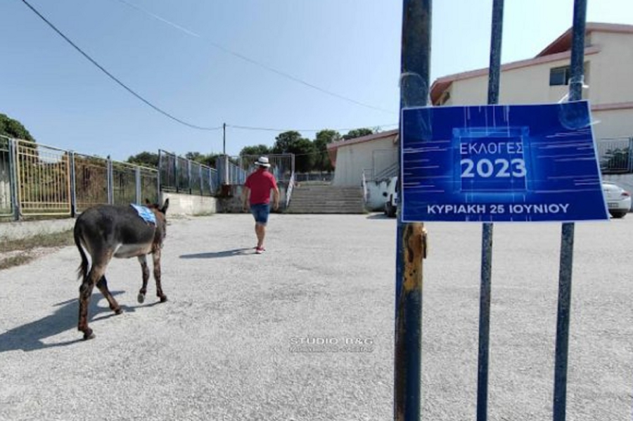 Εκλογές 2023: Viral ξανά ο αγρότης από το Ναύπλιο, πήγε να ψηφίσει μαζί με το γαϊδουράκι του