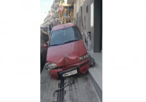 «Τρελή» πορεία αυτοκινήτου στην Θεσσαλονίκη - Χτύπησε δύο αυτοκίνητα και ...μπήκε σε μαγαζί (vid)
