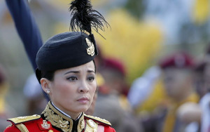 Την κατά 26 χρόνια νεότερη στρατηγό του παντρεύτηκε ο βασιλιάς της Ταϊλάνδης