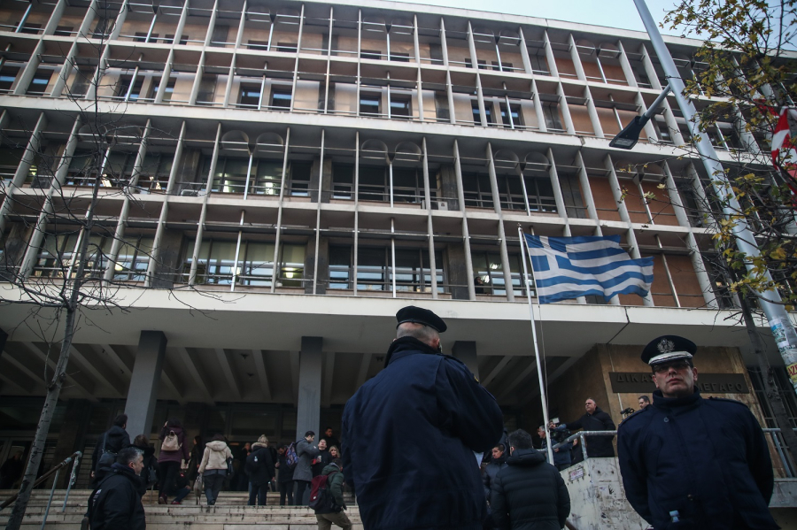 Θεσσαλονίκη: «Παγώνει» λόγω... μετάφρασης η δίκη πέντε Βρετανών για κατοχή 300 κιλών κοκαΐνης