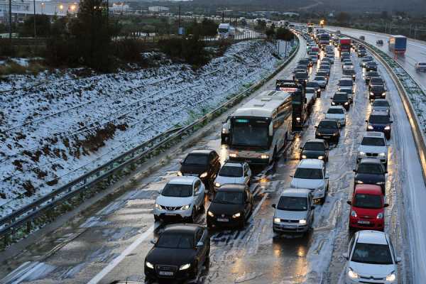 Κυκλοφοριακά προβλήματα σε Θεσσαλονίκη και Βόλο απο την χιονόπτωση