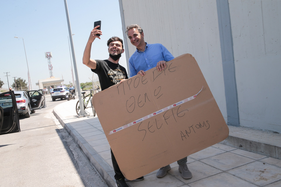 Με επικό πλακάτ ζήτησε φωτογραφία με τον Μητσοτάκη, «Πρόεδρε θέλω selfie»