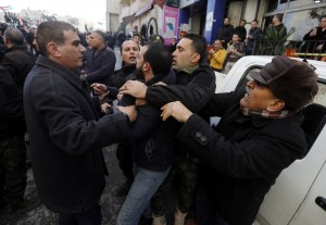 Διαδηλωτές επιτέθηκαν με πέτρες στο αυτοκίνητο του Πατριάρχη Ιεροσολύμων