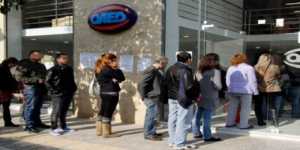 Μειώνονται οι άνεργοι που παίρνουν επίδομα ανεργίας από τον ΟΑΕΔ