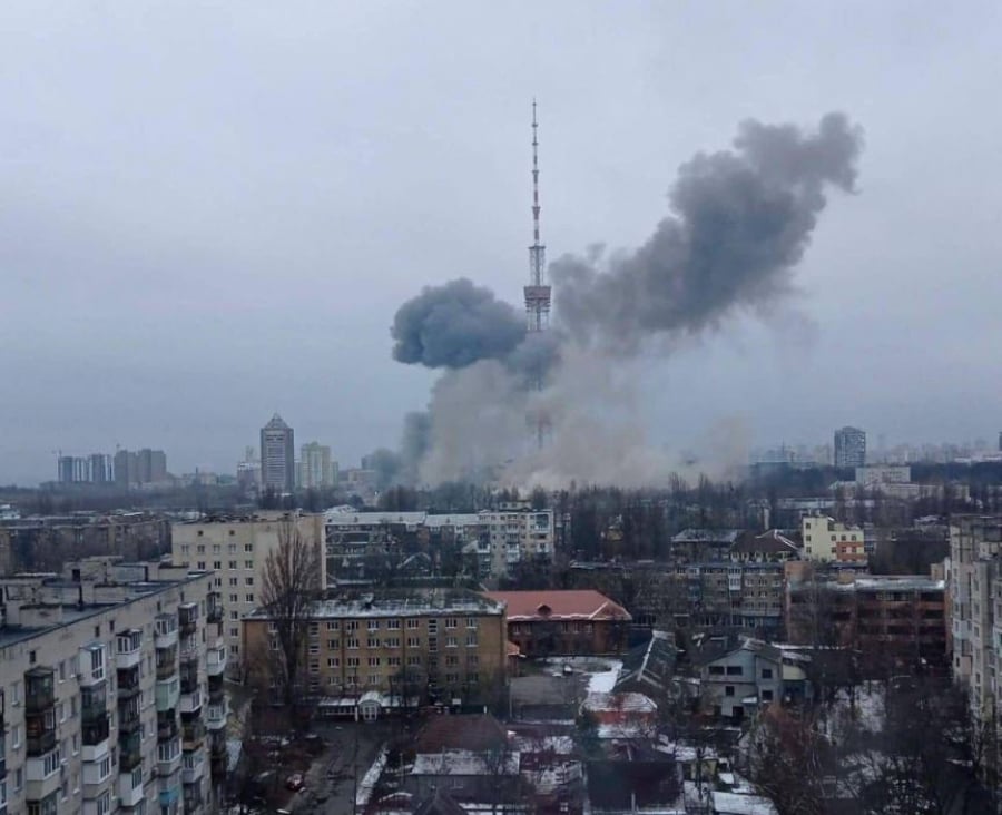 Πρώτα βομβαρδισμός στις τηλεπικοινωνίες και μετά προπαγάνδα με fake news παράδοσης Ζελένσκι, καταγγέλλουν οι Ουκρανοί