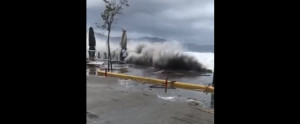 Συγκλονιστικό βίντεο: Τεράστια κύματα «καταπίνουν» ανθρώπους στην Καλαμάτα