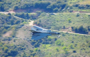 Αχαΐα: Φωτογραφίζουν στρατιωτικά αεροσκάφη μέσα στο φαράγγι, παγκόσμιο ενδιαφέρον (photos)